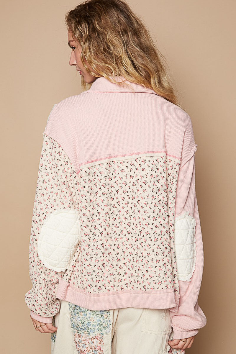 Armelle - Steppjacke mit Knöpfen, freiliegenden Nähten und Blumenmuster