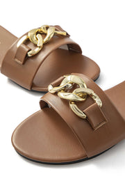 Trendige Slides mit goldener Kette – Eleganz & Komfort für den Sommer