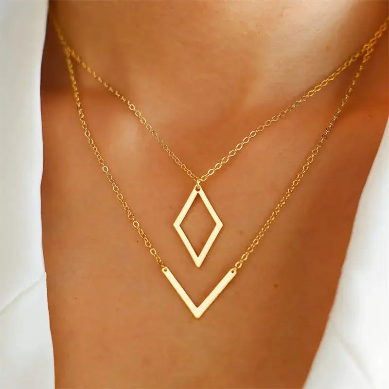 Yarabella – Elegante Halskette mit geometrischem V-förmigem Anhänger