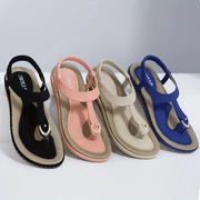 Flache Damen-Sandalen mit T-Riemen und Metalldetail