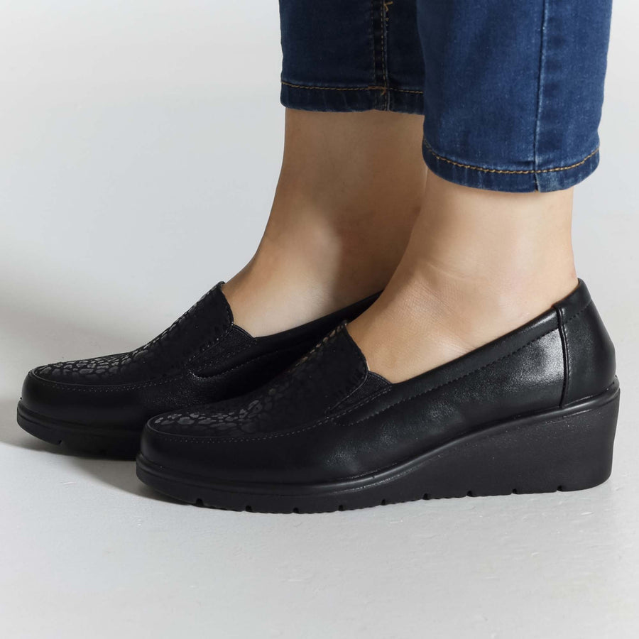 Roose | Elegante Keil-Mokassins mit strukturiertem Detail