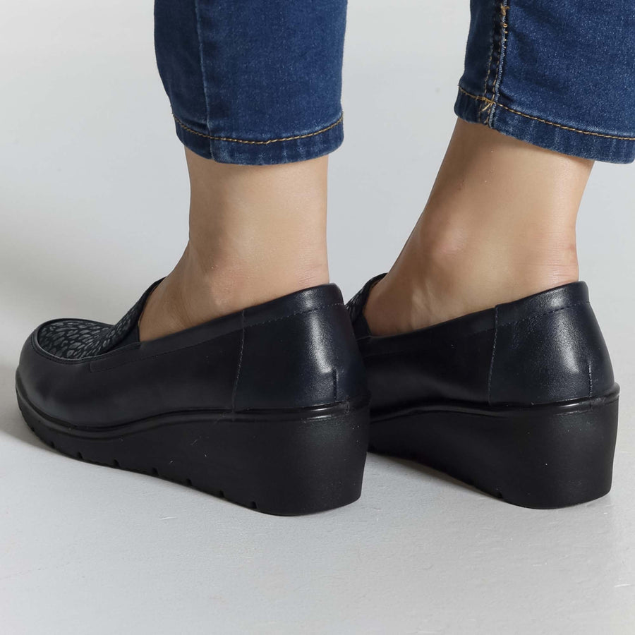 Roose | Elegante Keil-Mokassins mit strukturiertem Detail