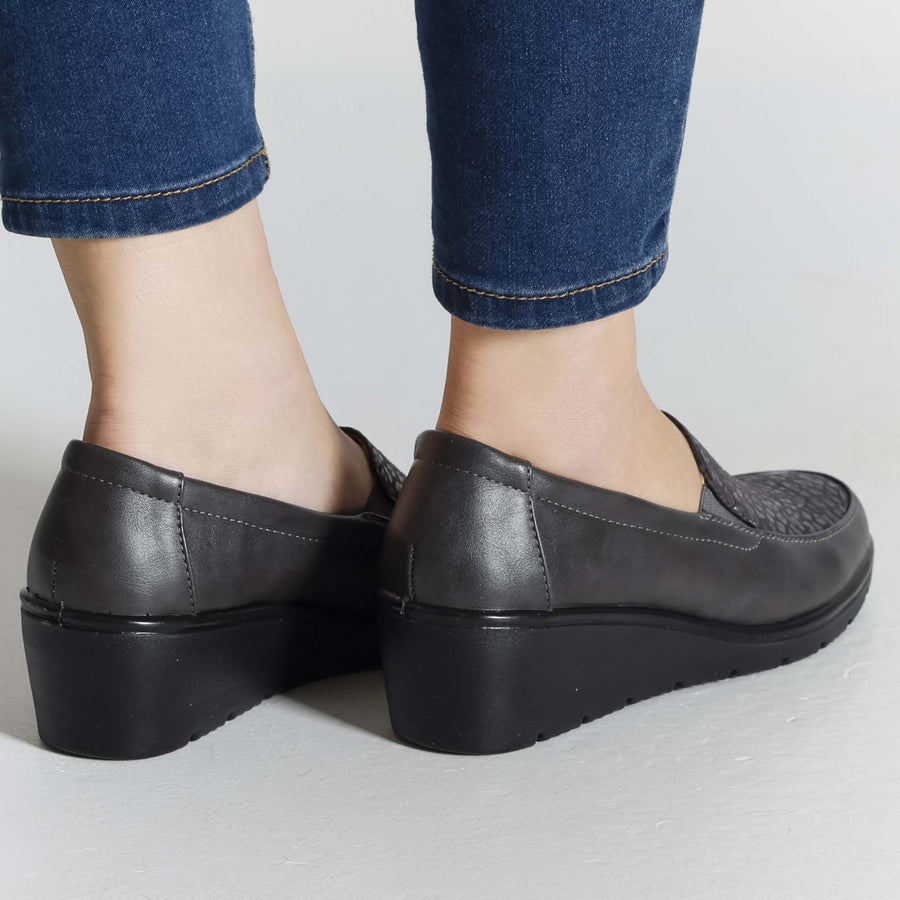 Roose | Elegante Keil-Mokassins mit strukturiertem Detail