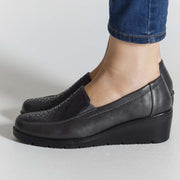 Roose | Elegante Keil-Mokassins mit strukturiertem Detail