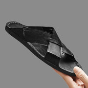 Herren-Pantolette mit offener Spitze und gekreuztem Riemenaufbau