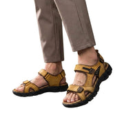 Herren-Sandalen mit drei verstellbaren Klettverschlussriemen und profilierter Laufsohle