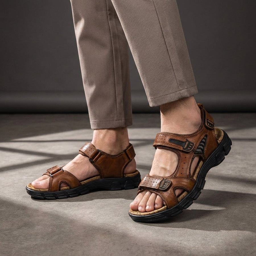 Herren-Sandalen mit drei verstellbaren Klettverschlussriemen und profilierter Laufsohle