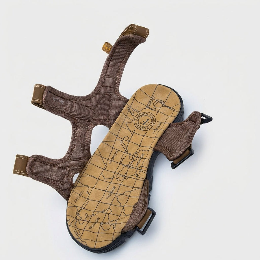 Herren-Sandalen mit drei verstellbaren Klettverschlussriemen und profilierter Laufsohle