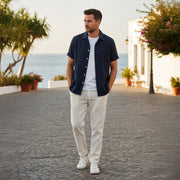 Herren-Set aus Kurzarmhemd mit Reverskragen und Hose mit Kordelzug