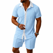 Herren Set mit Kurzarmhemd mit Kragen und Knopfleiste sowie Shorts mit elastischem Bund und Kordelzug