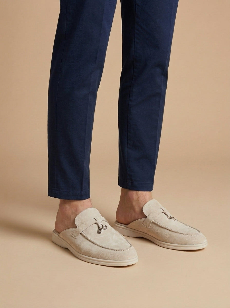 Herren-Slipper mit offener Ferse, Velours-Oberfläche und Metallverzierung