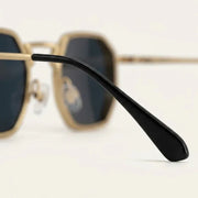 Herren Sonnenbrille mit geometrischer Vollrandfassung und Winkelsteg