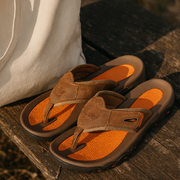 Herren-Zehentrenner-Sandalen mit breiten Riemen und profilierter Sohle