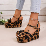 High-Heel-Sandalen mit Schnalle im Animal-Print