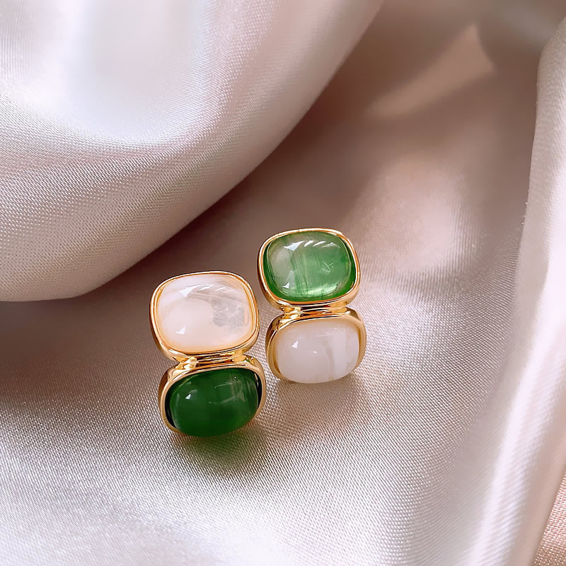 Elegante Ohrringe mit weißen und grünen Steinen in Gold