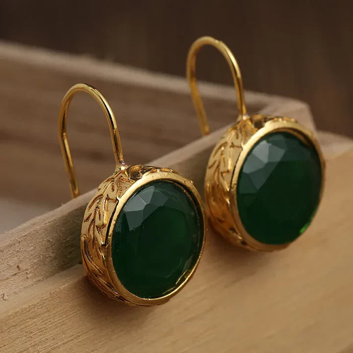 Goldene Vintage-Ohrringe mit grünen Zirkonen