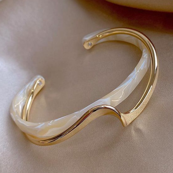 Elegantes weißes Opal-Armband aus Gold