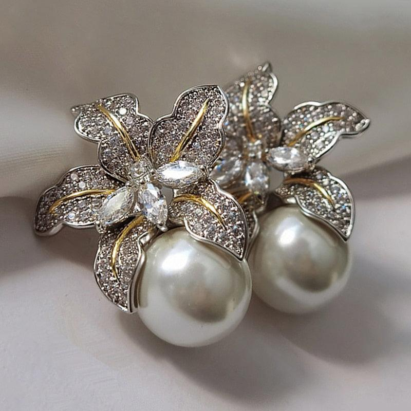 Elegante Blumen-Ohrringe mit Glitzer-Anteil und Perle