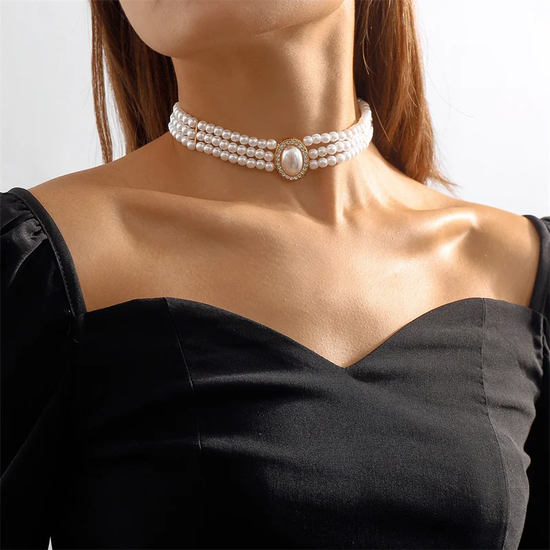 Elegante dreifache Perlenkette