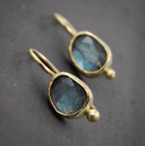 Blaue goldene Ohrringe mit Steinintarsien