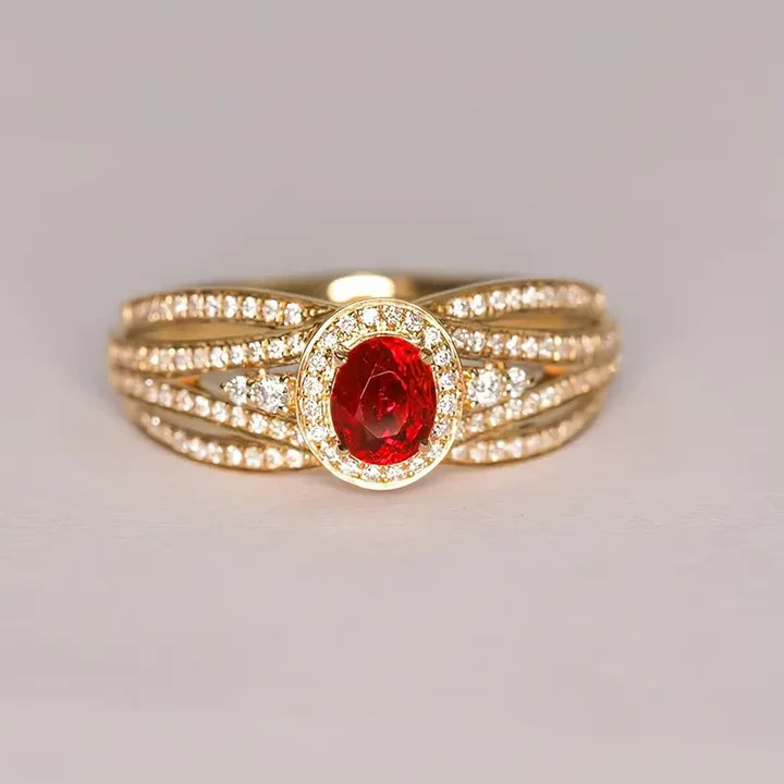 Eleganter Ring mit geschichtetem rotem Kristall und Gold