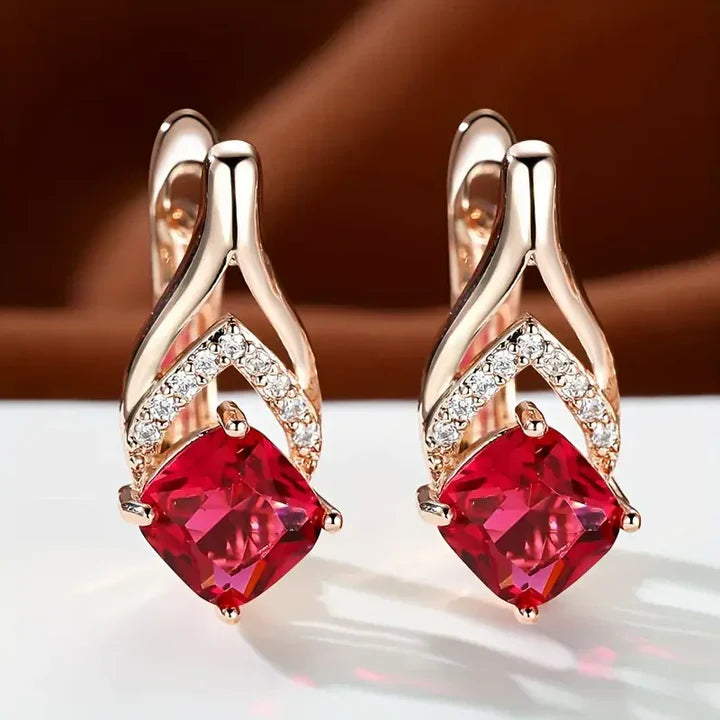 Elegante Gold-Ohrringe mit rotem Kristall