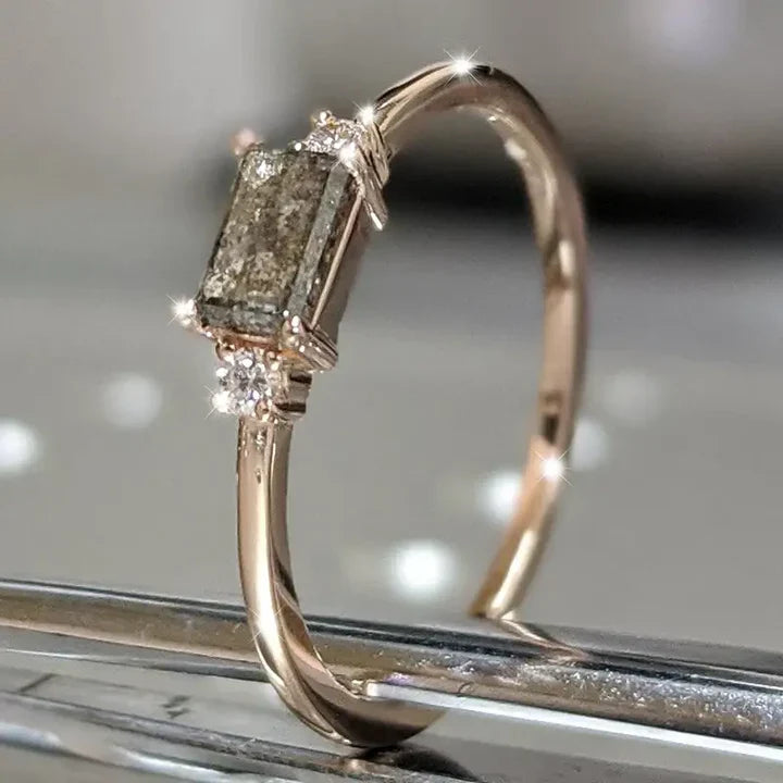 Vintage Rechteckiger Kristall & Zirkonia Goldener Ring