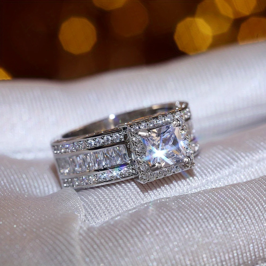 Ring aus kubischem Brillantkristall
