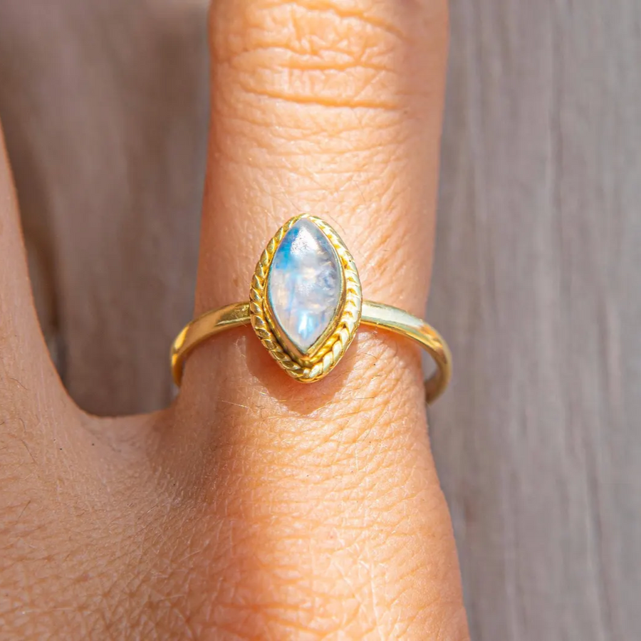 Goldener Opal-Ring im Vintage-Stil