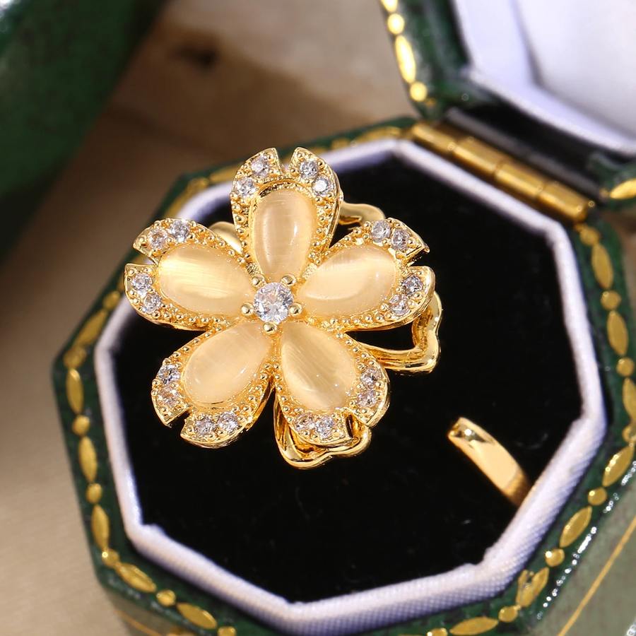 Goldring mit goldener Gänseblume