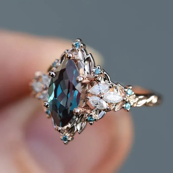 Leuchtend himmelblauer Kristall-Goldring