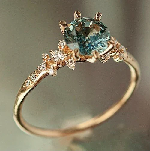 Grüner kristalliner goldener Ring