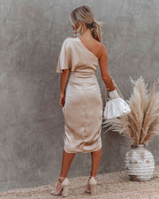 One-Shoulder Satinkleid – Drapiertes Midikleid mit Schlitz & figurbetonter Taille