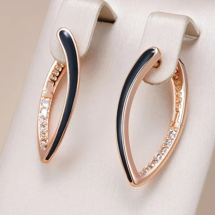 Elegante Ohrringe aus glänzendem Emaille in Schwarzgoldplattierung
