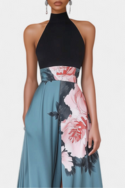 Radmila A-Linienkleid mit schwarzem Oberteil und blumigem Rock in Kontrastfarben