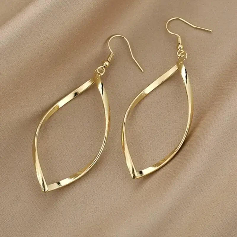 Goldene Vintage-Luxus-Ohrringe