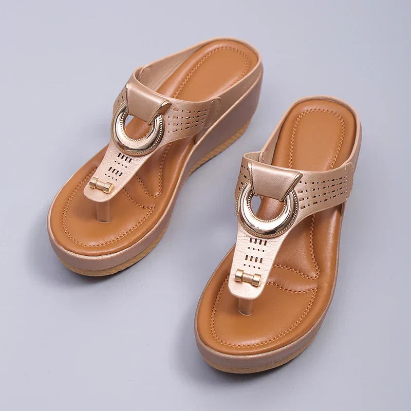 Theresa | Sommerliche Sandalen mit Kettenverzierung