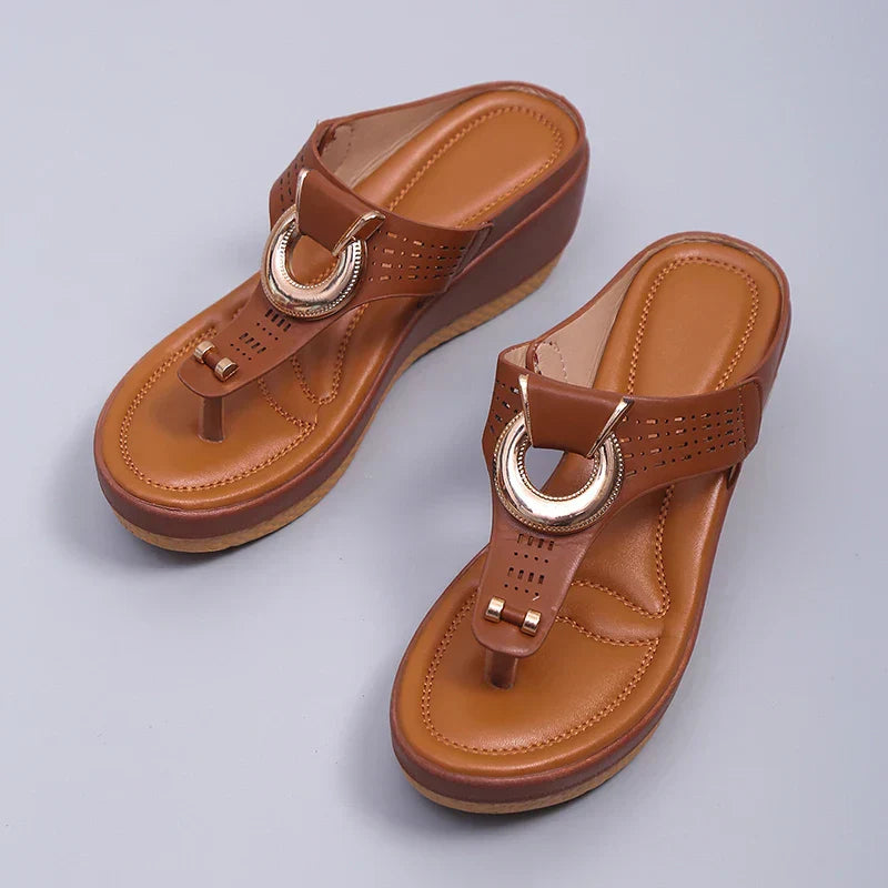 Theresa | Sommerliche Sandalen mit Kettenverzierung