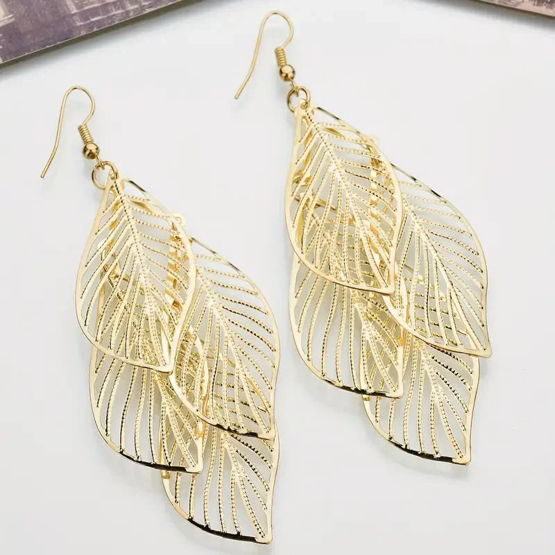 Goldene Blatt-Ohrringe in Schichten