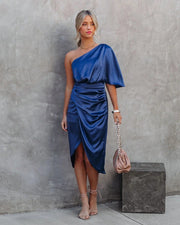 Wilhelmina | Elegantes One-Shoulder Satin-Kleid mit Drapierung