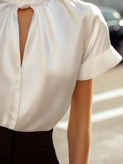 Weiße Satinbluse für Damen | Schlüssellochausschnitt