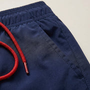 Kurze Herren-Badeshorts mit Kontrastbund