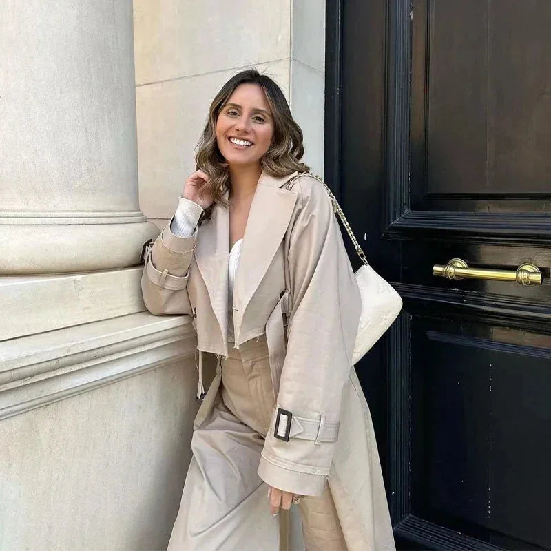 Kurzer Damen Trenchcoat mit Gürtel und verstellbaren Ärmeln