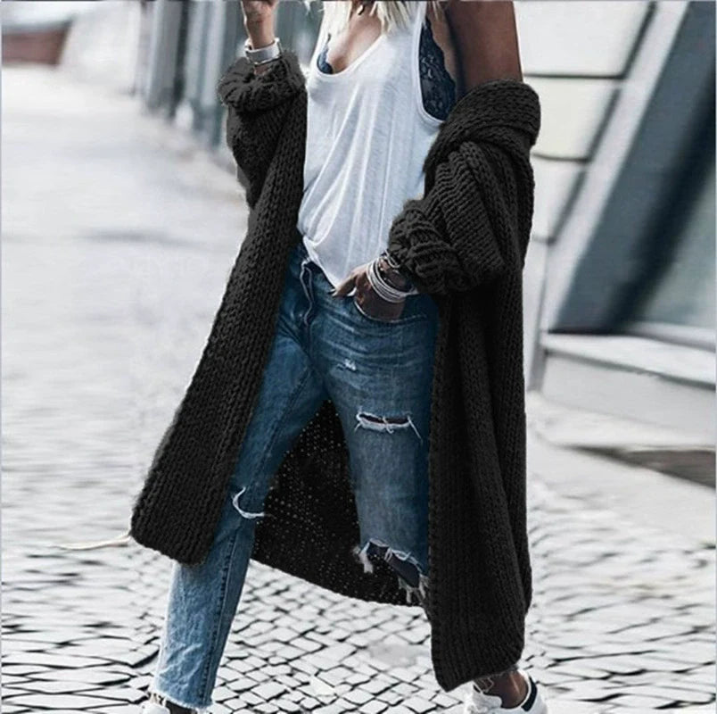 Lange Strickjacke mit Knopfverschluss und aufgesetzten Taschen
