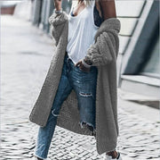 Lange Strickjacke mit Knopfverschluss und aufgesetzten Taschen