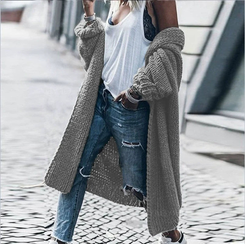Lange Strickjacke mit Knopfverschluss und aufgesetzten Taschen