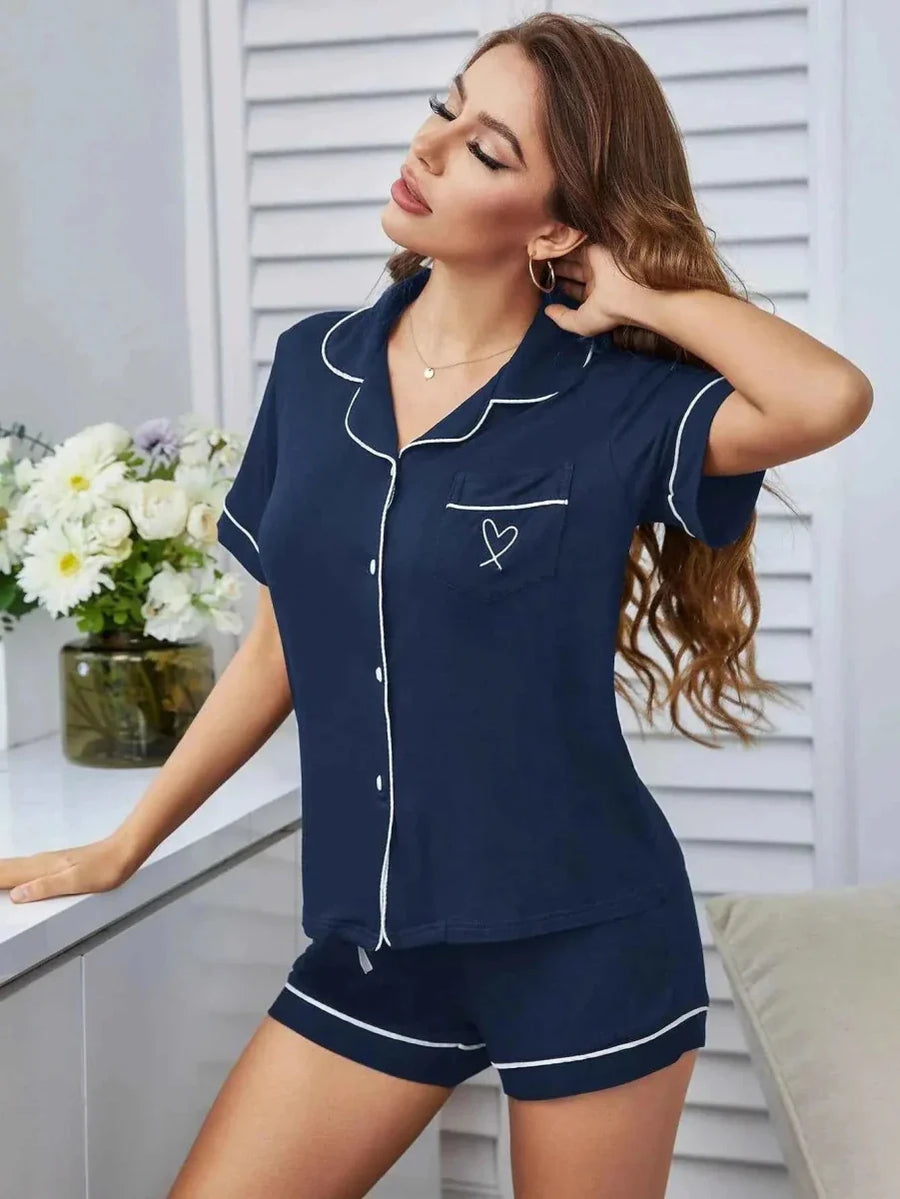 Leni – Kurzes Damen Pyjama Set mit Herz-Stickerei & Kontrastpaspel