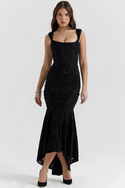Schulterfreies Spitzen-Abendkleid mit figurbetonter Passform