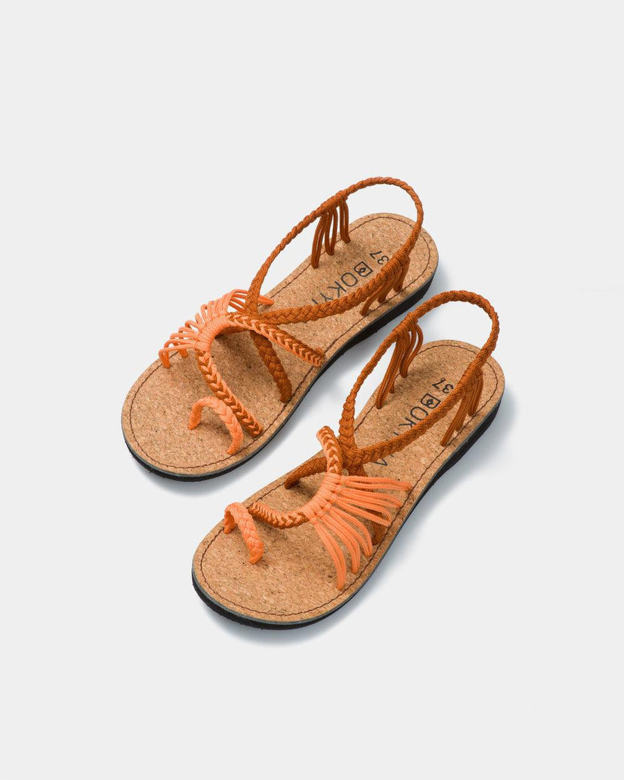 Mica - Spaziergang bei Sonnenuntergang: Flache Sandalen mit geflochtenen Riemen | Bunte geflochtene Sommersandalen