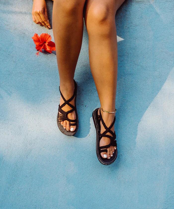 Mica - Spaziergang bei Sonnenuntergang: Flache Sandalen mit geflochtenen Riemen | Bunte geflochtene Sommersandalen